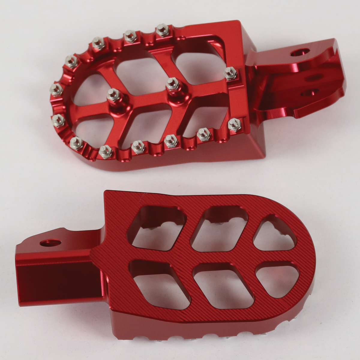 Eloxierte Aluminium Fußrasten für eine Sur-Ron Light Bee mit verbessertem Grip und breiterer Standfläche.