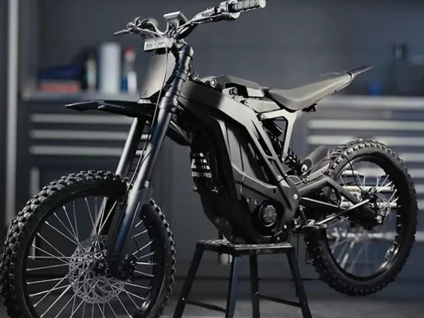 E-Ride Pro von der Seite auf einem Bock in einer Werkstatt.