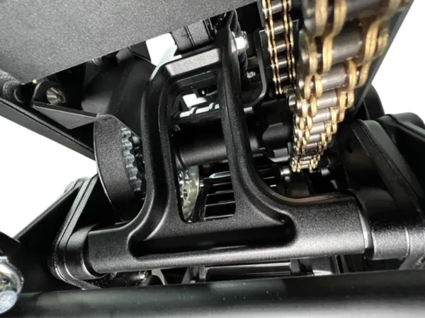 E-Ride Pro Mittelwelle und Stoßdämpferhalter. Der Antriebsriemen sorgt bei dem starken Anzug des bis zu 9 KW leistenden Elektromotors für ein smoothes Anfahrgefühl.