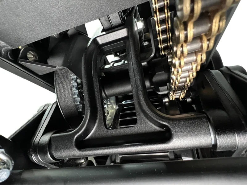 E-Ride Pro Mittelwelle und Stoßdämpferhalter. Der Antriebsriemen sorgt bei dem starken Anzug des bis zu 9 KW leistenden Elektromotors für ein smoothes Anfahrgefühl.