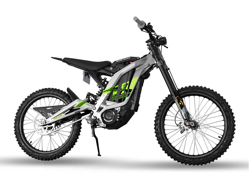 Sur-Ron Light Bee mit silbernem Rahmen von der Seite.