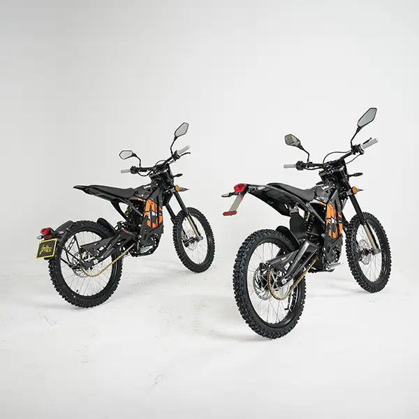 Zwei Sur-Ron Light Bee L1e, eine im original Zustand und die andere mit moviba Heckumbau. Der speziell, aus einem KTM-Heck gefertigte umbau, verleiht dem Bike eine sportliche Gesamterscheinung. Und durch seine höchstgeschwindigkeit von 45 km/h kann man es bereits mit einem Führerschein der Klasse AM oder B fahren.