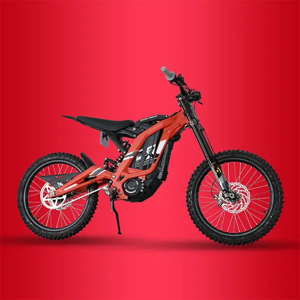 Eine Sur-Ron Light Bee X in rot vor rotem Hintergrund.