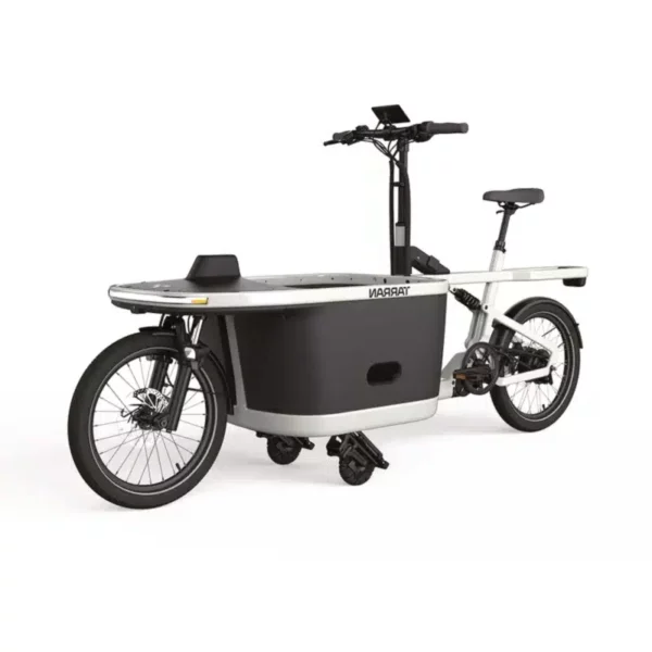 Das Tarran T1 Lastenrad ist eines der modernsten und fortschrittlichsten Lastenräder, die es gibt. Mit umfangreichen Sicherheitsfeatures wie zum Beispiel Blinkern und einer Dashcam vorne und hinten. Besonders hervorzuheben sind die Unterstützungsräder, die das Bike bei geringen Geschwindigkeiten im Gleichgewicht halten.