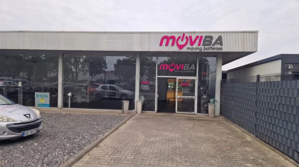 Verkaufsfläche im neuen Moviba Store in Coesfeld mit ausgestellten E-Motos von Sur-Ron, E-Ride, Altis, Rerode und Talaria